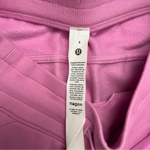 NWOT LULULEMON SCUBA SHORTS - Picture 3 of 4